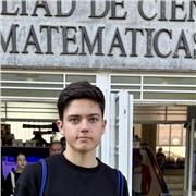 Alumno estudiante de bachillerato con mención honorífica amable